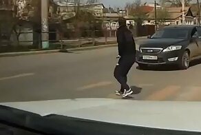 В Астрахани пешеход попытался не попасть под машину, запрыгнув на капот