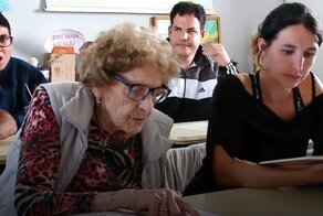 Учиться никогда не поздно: 99-летняя бабушка решила вернуться в школу и получить образование