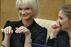 Поднимите челюсть с пола. Вот сколько зарабатывают жены чиновников