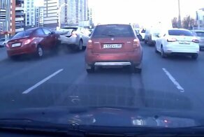 Авария дня. Женщина влетела в стоящие машины