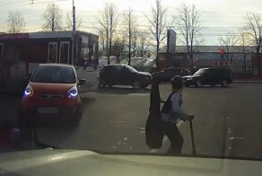 Автомобиль наехал на девочку с самокатом в Санкт-Петербурге