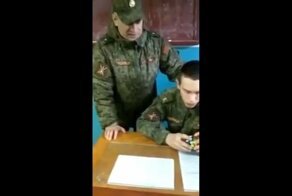 Солдат не глядя собрал кубик Рубика