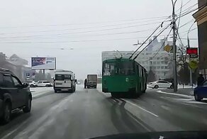  В Новосибирске немного похолодало: троллейбус буксует на скользкой дороге