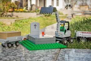 Крематорий, гроб, скелет: в продаже появился набор Lego, посвященный похоронам