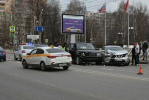 Авария дня. В Подмосковье пьяный водитель устроил лобовое столкновение, скрываясь от полиции