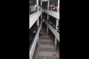 Учащиеся турецкого лицея встречают излечившегося от рака преподавателя