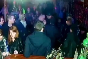 Посетители бара устроили массовую драку из-за пролитого пива