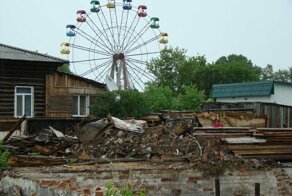 Мрачноватые колёса обозрения