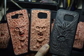 Скульптор лепит монстров из подручных материалов