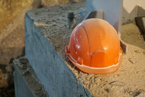 В Москве получившего травму позвоночника рабочего переодели и выбросили на улицу