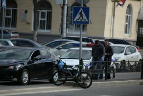 В Калуге пьяный велосипедист врезался в машину депутата городской думы