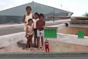 Фотографии из семейных архивов, перенесенные на стены домов