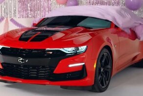 Компания Chevrolet поздравила Ford Mustang с 55-летием шуточным роликом