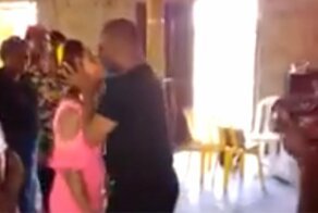 Зимбабвийский пастор изгнал демонов из прихожанки затяжными поцелуями