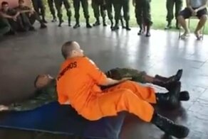 Интересный способ эвакуации раненого бойца