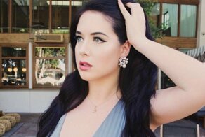 “Настоящая гитара”: 27-летняя американка покорила Инстаграм своей невероятной фигурой