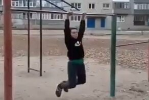 Юный дворовый спортсмен демонстрирует свои навыки
