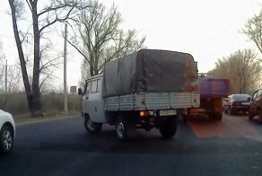 Крутанулся не глядя и подбил наглого торопыгу