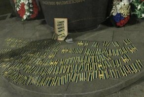 Десятки курсантов рязанского училища ВДВ принесли сорванные погоны к памятнику Маргелова