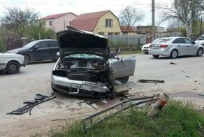 Авария дня.  В Крыму Ауди столкнулась с грузовиком