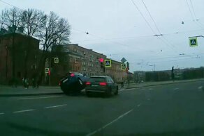 Водитель Ауди помешал Форду проехать на "красный"