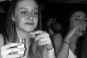 Девушка  приняла стопку с солью за текилу и попыталась выпить