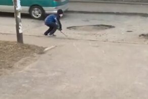 Мальчика, который пытался засыпать ямы на дороге, позвали на работу в будущем