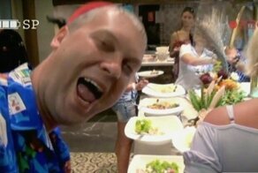 Отдыхающих в Турции туристов попросили доедать всю еду в отелях