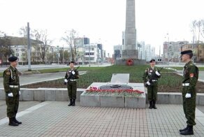 Почетную майскую Вахту Памяти юнармейцы Екатеринбурга несут у памятника не той войне
