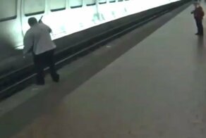 Спасение слепого мужчины, упавшего на рельсы в метро