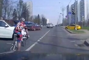 Велогонщик из Зеленограда на красный свет