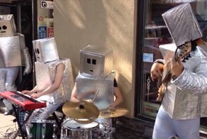 Своя атмосфера: уличные музыканты-роботы круто сыграли Daft Punk