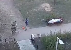 Питерские дети три часа играли в футбол рядом с трупом