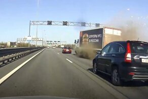 Авария дня. В Петербурге грузовик протаранил маршрутный автобус
