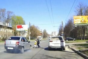 Мама с ребенком едва не попали под колеса машины