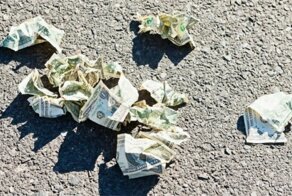 В Мичигане с грузовика упала коробка с $30 000 - деньги разобрали прохожие
