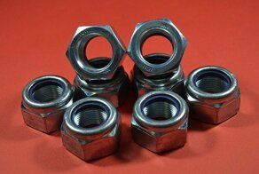 Самоконтрящиеся гайки