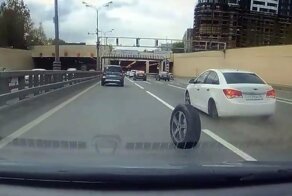 Погоня за отвалившимся колесом в Москве