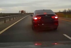 Любитель левого ряда и "учитель" на Камри без номерных знаков