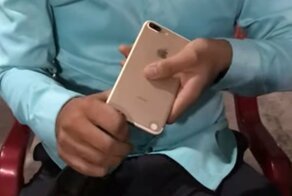 Мужчина решил удивить друзей и попробовал открыть их пивные бутылки с помощью смартфона