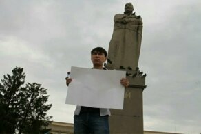 Житель Уральска вышел на площадь с пустым плакатом и был задержан полицией
