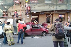 Авария дня. В Петербурге водитель сбил пешеходов и погиб