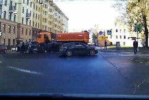 Водитель Renault Sandero решил проехать на красный в Петербурге