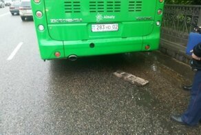 Опасность советских ливнёвок: решетка пробила днище автобуса и травмировала девушку