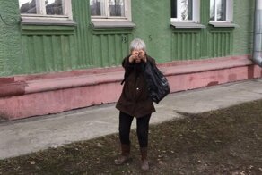 Пожилая женщина убила бельчонка на глазах у прохожих в Новосибирске