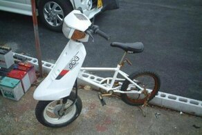 Мастер ремонтирует старый двухколёсный детский транспорт, а затем отдает детям из малоимущих семей