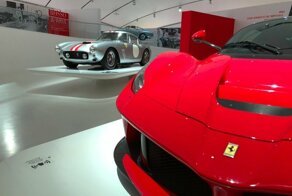 Женщина в красном: какие Ferrari выбирали знаменитые девушки