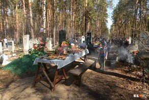 Пикник на кладбище: как екатеринбуржцы поминали своих родных