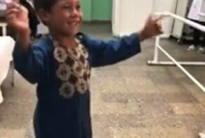 Получив протез для ноги, которую потерял на войне, мальчик пустился в пляс