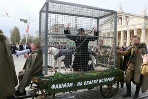 Цирк Победы: по Нижнему Тагилу провезли пленных фашистов в клетке